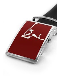 Metallgürtelverschluss mit rechteckiger roter Emaillefläche, die ein weißes abstraktes Design zeigt, befestigt an einem schwarzen Lederband.