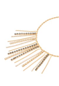 Guldhalskæde med faldende tråde af klare og sorte rhinsten, med flettede og kædelignende teksturer i forskellige længder.