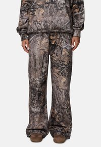 WOODLAND CAMO WIDE LEG PANTS - Pantalon de survêtement - multi-coloured