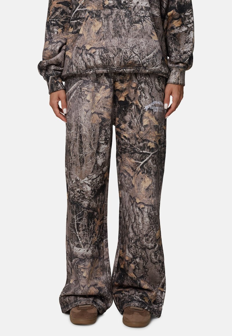 Camo-patroon joggingbroek met een losse pasvorm, gemaakt van een zachte stof in tinten bruin, grijs en beige. Inclusief zijzakken.