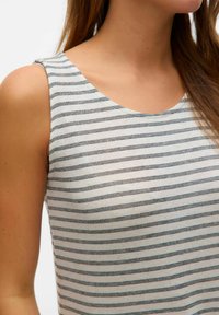 Débardeur à rayures sans manches présentant des lignes horizontales en marine et blanc, avec un col rond et une texture de tissu douce et légère.