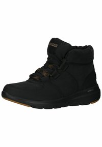 Bottines noires avec un col doux et rembourré, un extérieur en cuir suédé texturé, une semelle en caoutchouc robuste et des lacets en corde contrastés. Présente la marque "Ultra Go".