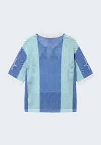 Haut en maille à manches courtes avec des rayures verticales en maille alternées bleu clair et bleu et broderie d’étoiles sur les deux manches.