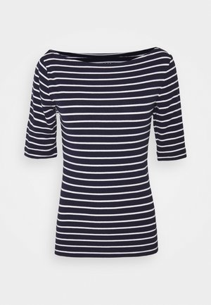 Marineblau-weiß gestreiftes Shirt mit dreiviertel Ärmeln und einem breiten, abgerundeten Ausschnitt.