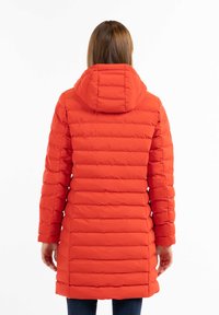 Geacă roșie tip puffer cu design matlasat orizontal, glugă atașată și mâneci lungi. Materialul pare neted, având o formă aerodinamică.