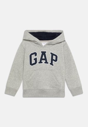Sweat à capuche pour enfants gris clair avec logo "GAP" bleu marine sur la poitrine et une poche kangourou à l'avant, avec une capuche doublée de bleu marine.