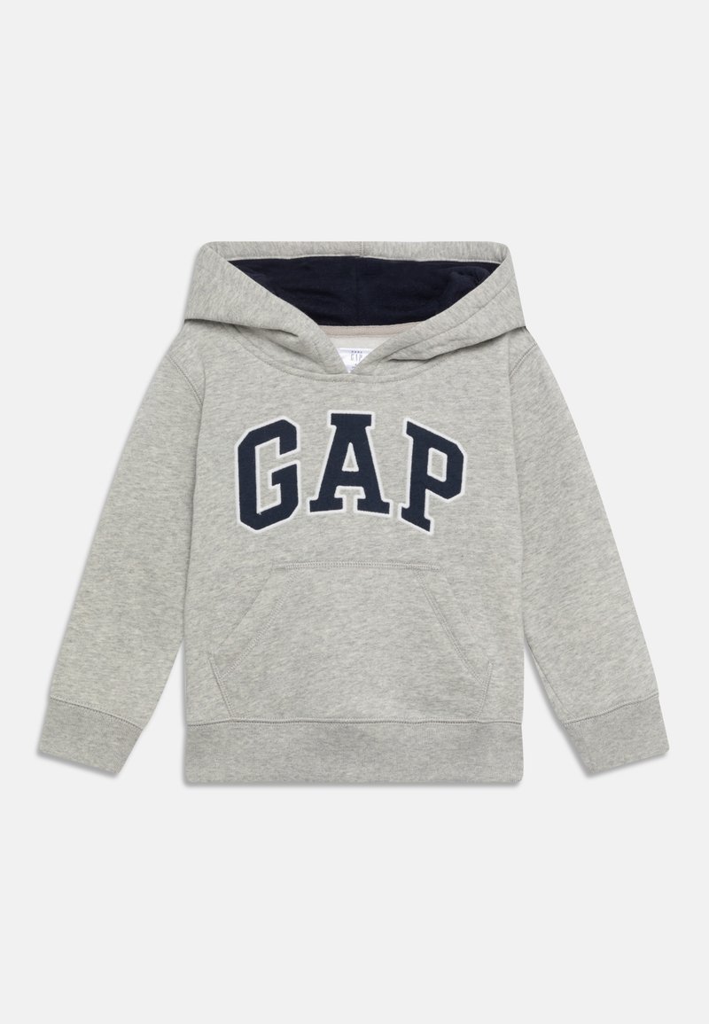 Sweat à capuche pour enfants gris clair avec logo "GAP" bleu marine sur la poitrine et une poche kangourou à l'avant, avec une capuche doublée de bleu marine.