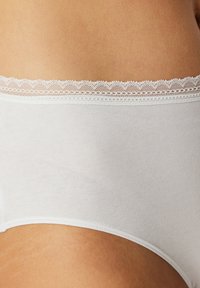 Witte katoenen onderbroek met hoge taille, voorzien van een delicate kantafwerking bij de taille, een gladde textuur en een aansluitend design.