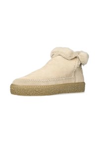 Botín de ante beige con un cuello esponjoso. Presenta costuras a contraste y una suela de goma natural texturizada para agarre y comodidad.