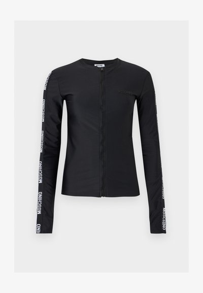 Μαύρο μακρυμάνικο μπουφάν με φερμουάρ, με λευκά λογότυπα Moschino να διατρέχουν και τα δύο μανίκια και ένα μικρό ανάγλυφο λογότυπο στο στήθος.