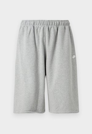 Shorts en coton gris avec une taille élastique, offrant une coupe ample et un petit logo blanc près de l'ourlet. Texture lisse, longueur au-dessus du genou.