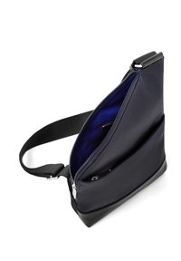 Borsa a tracolla nera in tessuto con finitura liscia, scomparti con zip e interno blu navy. Presenta una tracolla regolabile e un design elegante.