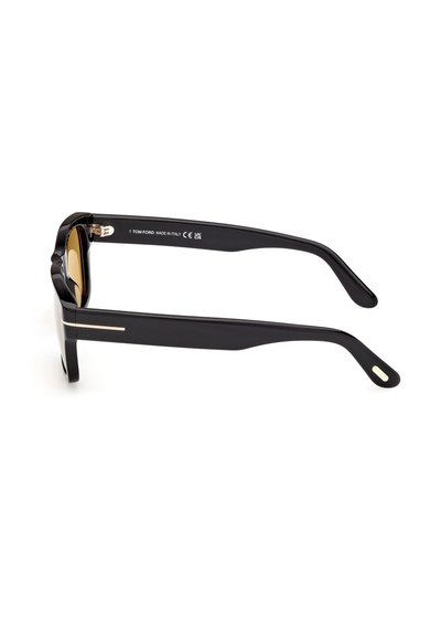 Czarne okulary przeciwsłoneczne o prostokątnym kształcie, z przyciemnionymi soczewkami i złotą akcentacją na zausznikach. Wykonane z plastiku, charakteryzują się gładką fakturą.