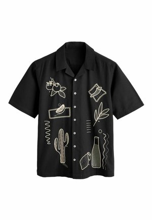 Schwarzes Kurzarm-Hemd mit weißen Linienzeichnungen von Kaktus, Chili, Zitrusscheibe, Flasche, Blättern und abstrakten Formen.