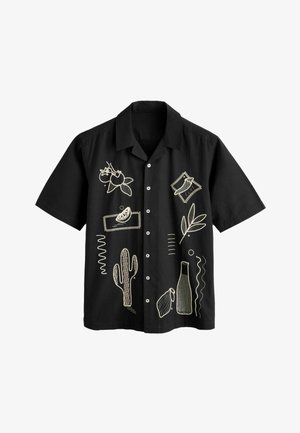Fekete rövid ujjú gombos ing fehér vonalrajzokkal, amelyek kaktuszt, chili paprikát, citrus szeletet, palackot, leveleket és absztrakt formákat ábrázolnak.