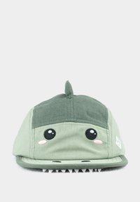 Grüne Kappe mit einer weichen, strukturierten Oberfläche. Über große Augen, eine kleine Rückenflosse und einen kontrastierenden Schirm mit dreieckigen Zahnverzierungen.