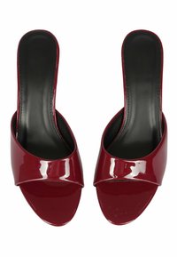 Sandali con tacco open-toe in vernice bordeaux lucida con una fodera nera liscia e una fascia ampia sulla parte superiore. Sole piatto, design minimalista.