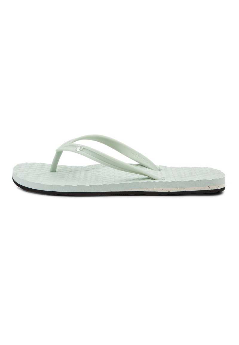 Lys grøn gummiflip-flop med tekstureret sål, der har tynde stropper og en let forhøjet sort ydersål.