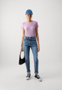 ONLY ONLCARLOTTA  - T-shirts - bonbon
