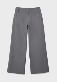 Grijze cropped broek met wijde pijpen, riemlussen en een glad front, plat uitgestald op een witte achtergrond.
