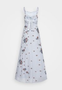Ljusblå maxi-klänning med blommönsterbroderi, volangaxlar och en rosett baktill. Satinliknande textur med paljettaccenter genom hela.
