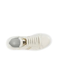 Zapatilla beige con parte superior de piel suave, superposiciones texturizadas y detalles dorados. Presenta seis orificios para los cordones y una suela de goma blanca.