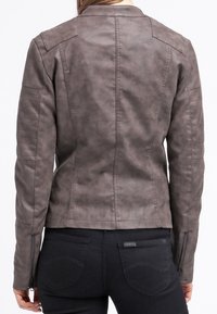 Graue Kunstlederjacke mit tailliertem Design, Schulternähten, gesteppten Details an den Ärmeln und Reißverschlussmanschetten.