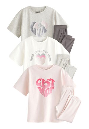 Trois ensembles de vêtements de nuit : un T-shirt gris avec un design pailleté, un T-shirt blanc avec du texte en argent, et un T-shirt rose avec un graphique en forme de cœur ; matériau doux.