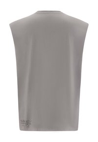 Camiseta gris sin mangas con una textura suave, escote redondo y un sutil detalle de logo en la esquina inferior izquierda.