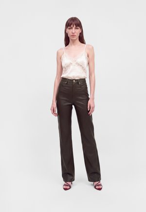 Vero Moda Tall, VMTESSA WIDE PANTS - Кожени панталони - chocolate torte