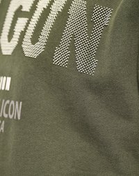 Olivengrøn stof med hævet, sølvfarvet tekst og prikket mønster. Glat tekstur med logo og brandnavn trykt under hovedteksten.