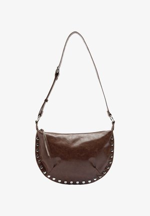 Brązowa skórzana torba na ramię o zaokrąglonym kształcie, z dużymi metalowymi oczkami wzdłuż szwu, regulowanym paskiem i teksturowanym wykończeniem.