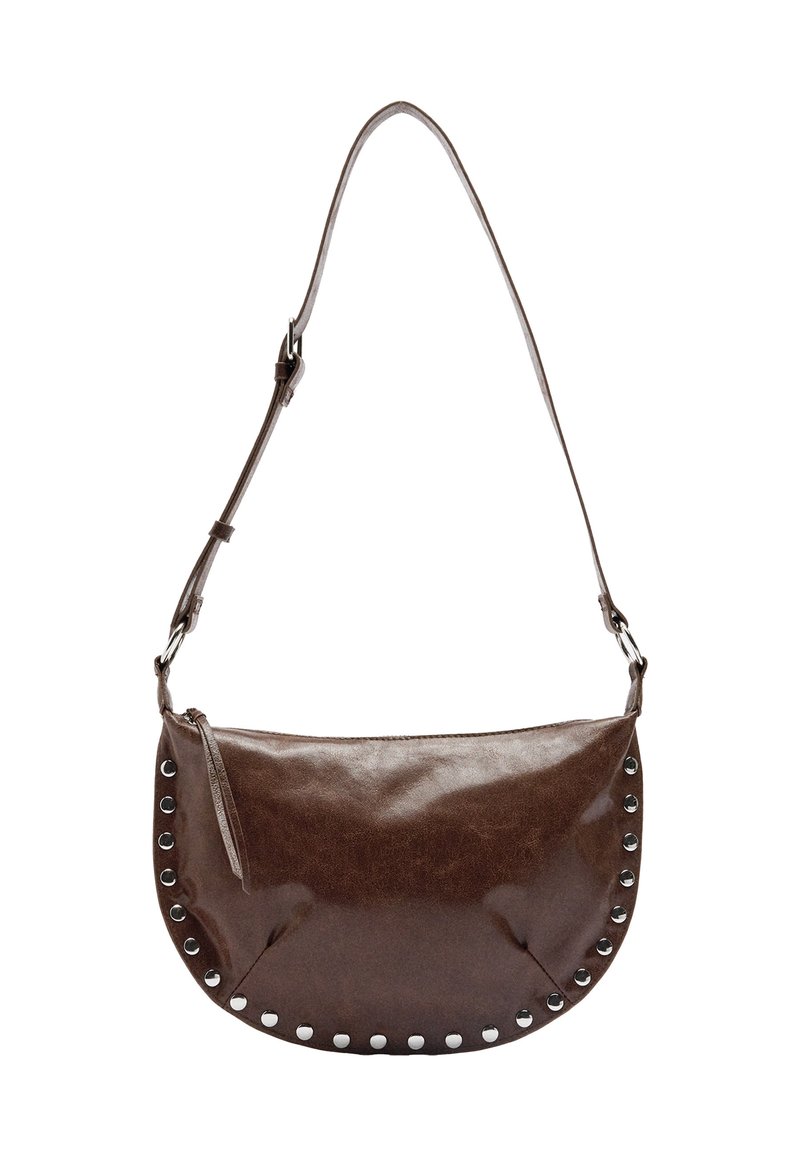 Brązowa skórzana torba na ramię o zaokrąglonym kształcie, z dużymi metalowymi oczkami wzdłuż szwu, regulowanym paskiem i teksturowanym wykończeniem.
