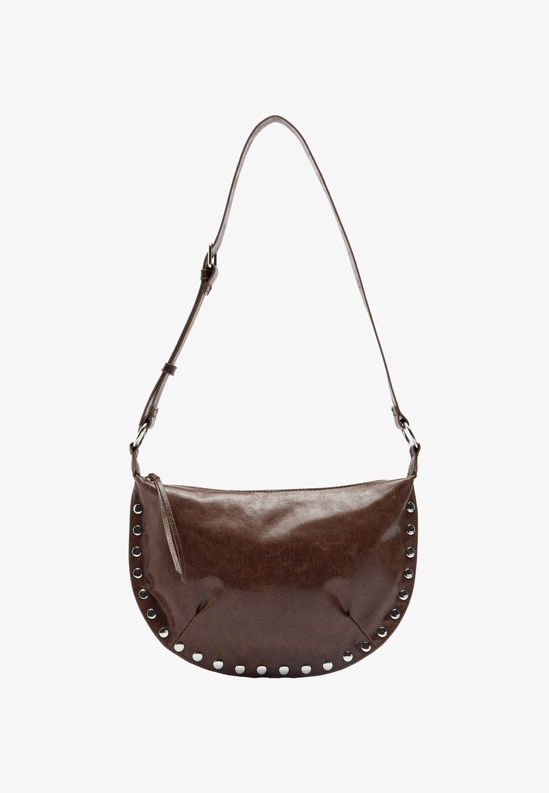 Brązowa skórzana torba na ramię o zaokrąglonym kształcie, z dużymi metalowymi oczkami wzdłuż szwu, regulowanym paskiem i teksturowanym wykończeniem.