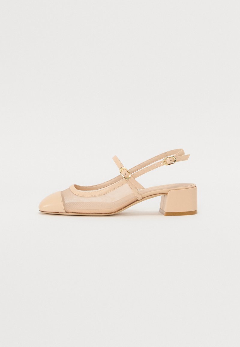 Nude krēslu zābaki ar caurspīdīgu tīkla augšdaļu, noapaļotu purngalu un blokveida papēdi. Iekļauta smalka siksniņa ar zeltainas krāsas metāliskiem akcentiem.