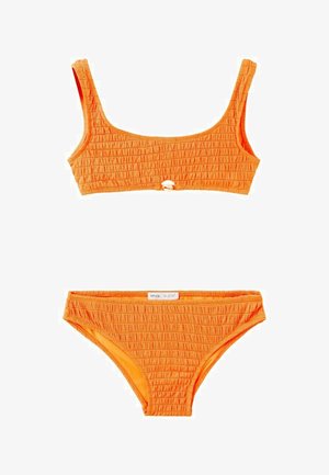 Orangenes, strukturiertes zweiteiliges Bikini-Set mit kleinem weißem Muscheldetail am Oberteil und einem Etikett auf der Innenseite des Unterteils.