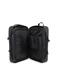 Černý látkový batoh s kostkovaným vzorem, dvojitým zipem na otevírání a několika oddíly uvnitř s hladkým, podšívkovým povrchem.