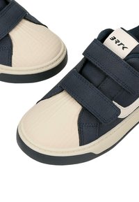 Baskets enfant en tissu bleu marine, bouts en caoutchouc beige, deux bandes velcro bleu marine et semelle noire.