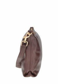 Borsa a spalla in pelle marrone con una forma strutturata, dotata di una chiusura in metallo dorato e di una tracolla sottile e regolabile. Dettaglio della superficie texturizzata.