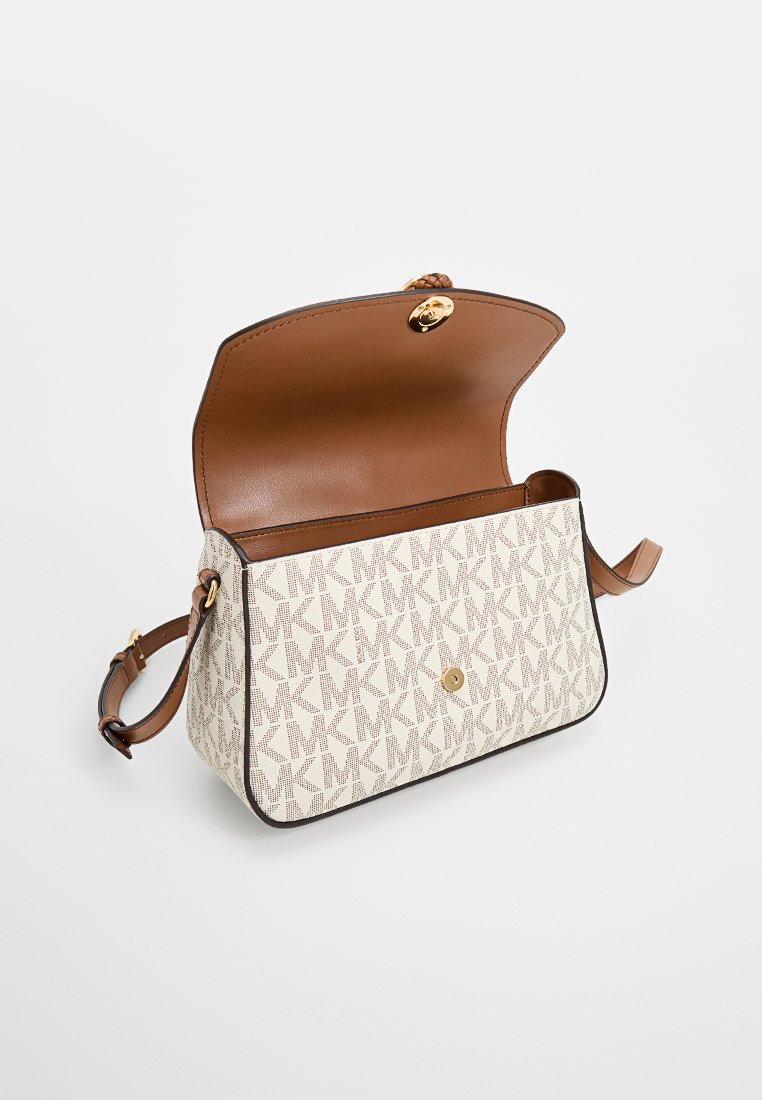 Sac à main blanc texturé avec un motif géométrique de lettres, bordure en cuir marron et fermoir doré. Ouvert pour montrer la doublure intérieure.