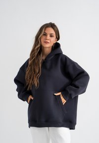 Marineblaues Übergrößen-Hoodie aus weichem Stoff, mit einer Fronttasche, Kordelzugkapuze und gerippten Bündchen und Saum.