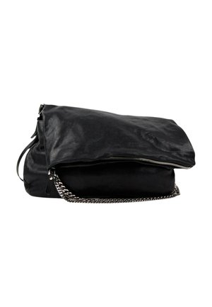 Sort læder fold-over clutch taske med sølv kæde rem og lynlåsdetalje på hvid baggrund.
