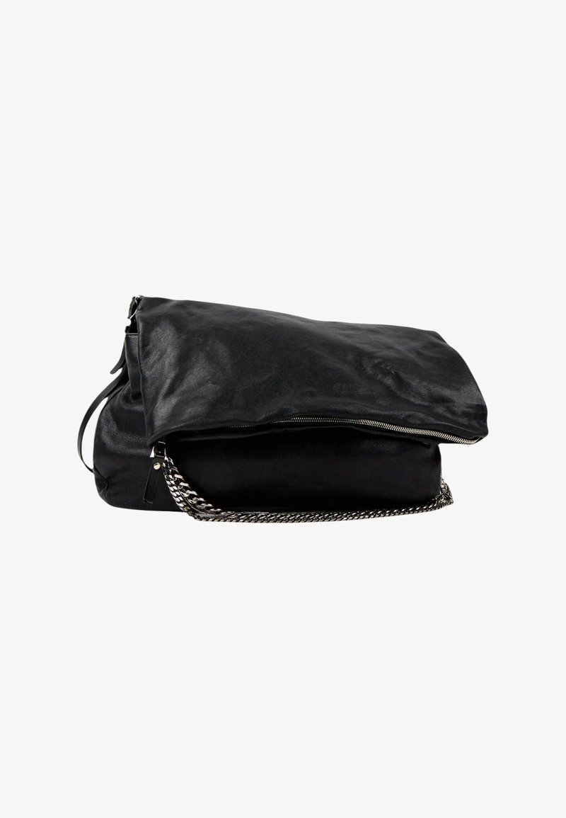 Pochette pliable en cuir noir avec bandoulière chaîne argentée et détail de fermeture éclair sur fond blanc.