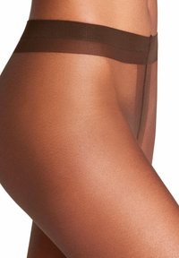 Przezroczyste brązowe rajstopy o gładkiej teksturze i szerokim, ciemnym pasie. Rajstopy mają subtelny połysk i dopasowany krój.