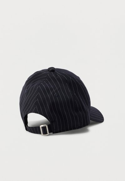 Casquette de baseball bleu marine à fines rayures blanches, avec sangle ajustable à l'arrière, couronne arrondie et visière courbée.