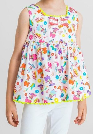 Robe multicolore avec motifs floraux et animaux vibrants, tissu texturé, design sans manches, ourlet festonné vert citron et accent nœud.