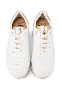 Sneakers bianchi in pelle con dettagli dorati, punta arrotondata, upper perforato per traspirabilità e lacci in cotone piatti. L'interno presenta una soletta beige.