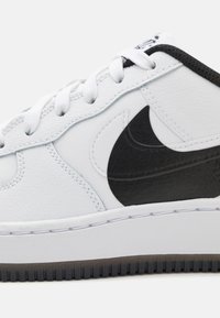 Nike Sportswear AIR FORCE 1 LV8 UNISEX - Tenisice - white/black