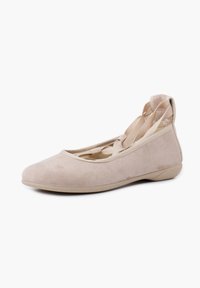 Ballerine in suede beige con punta rotonda e cinghie elastiche per una calzata sicura. Suola in gomma per aderenza. Texture liscia, design minimale.