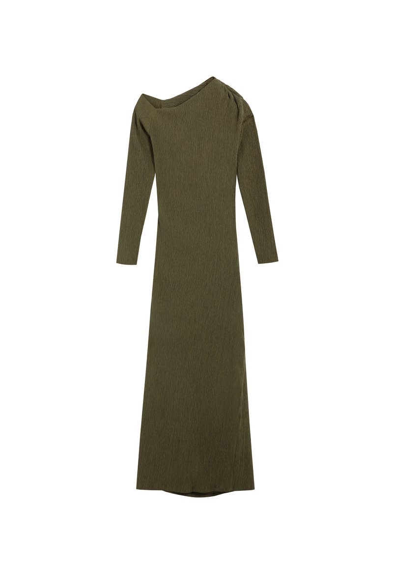 Vestido largo de color verde oliva con textura, mangas largas y escote asimétrico, silueta hasta el suelo y detalle de hombro ligeramente fruncido.